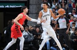 包含圣安东尼奥马刺训练开放日，集结日刷新队史纪录引欢呼，NBA季后赛在即，年轻球员得到机会的词条九游娱乐app官网