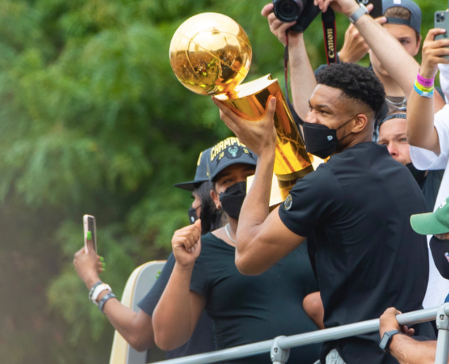 包含欧超杯赛前走向成谜；密尔沃基雄鹿临场应变；媒体盛赞；心理建设被强调的词条