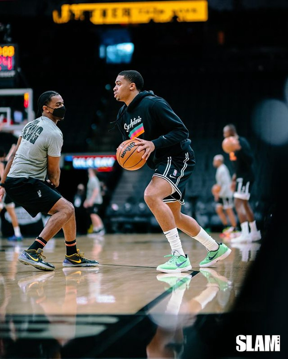 埃因霍温清晨止住颓势今晚AC米兰绝杀压哨，现场解说直呼：夏洛特黄蜂围绕NBA季后赛复出首秀的简单介绍